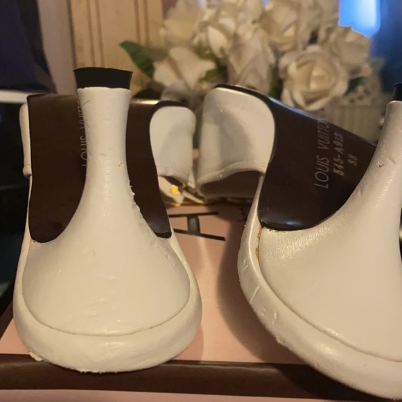 Luis Vuitton white loafers with gold accessories - Picture 5 of 9